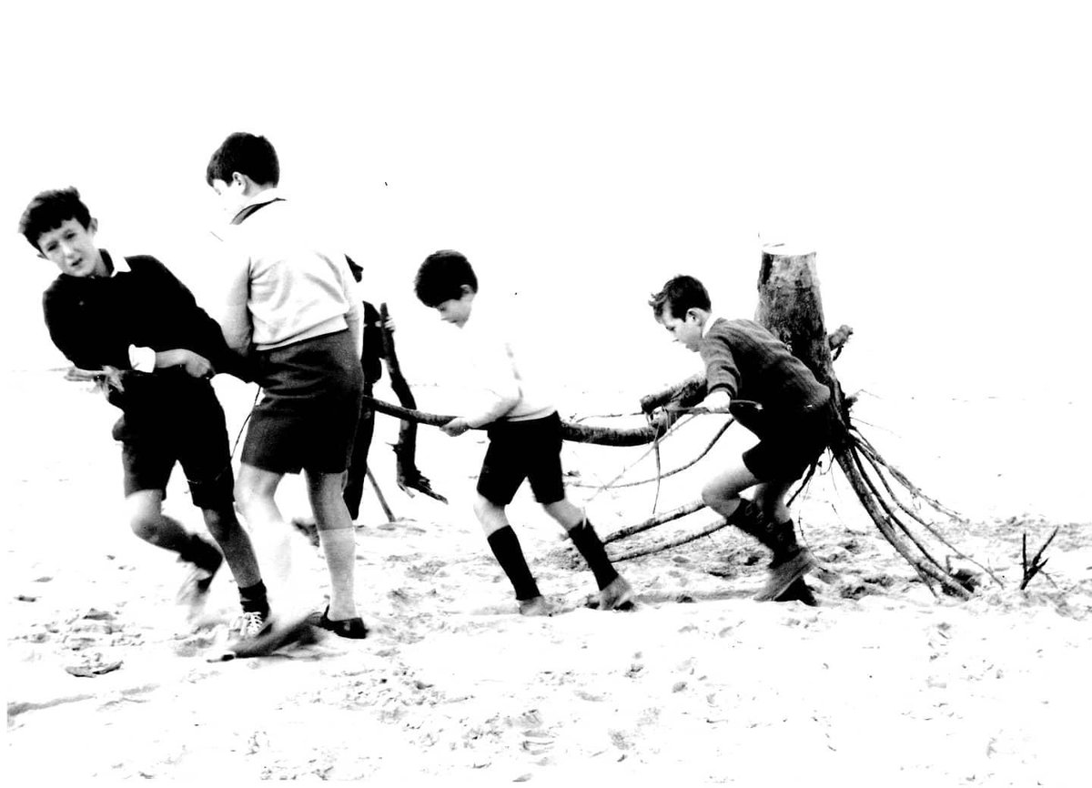 Fano spiaggia del Lido ragazzi preparano la raccolta  della legna per il falò per la Madonna di Loreto 1965, di Maurizio Tomassini