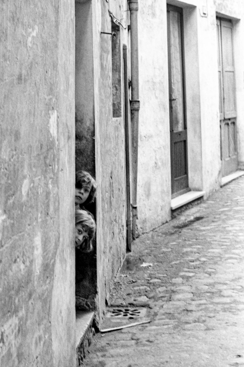 Bambini sull'uscio , di Maurizio Tomassini